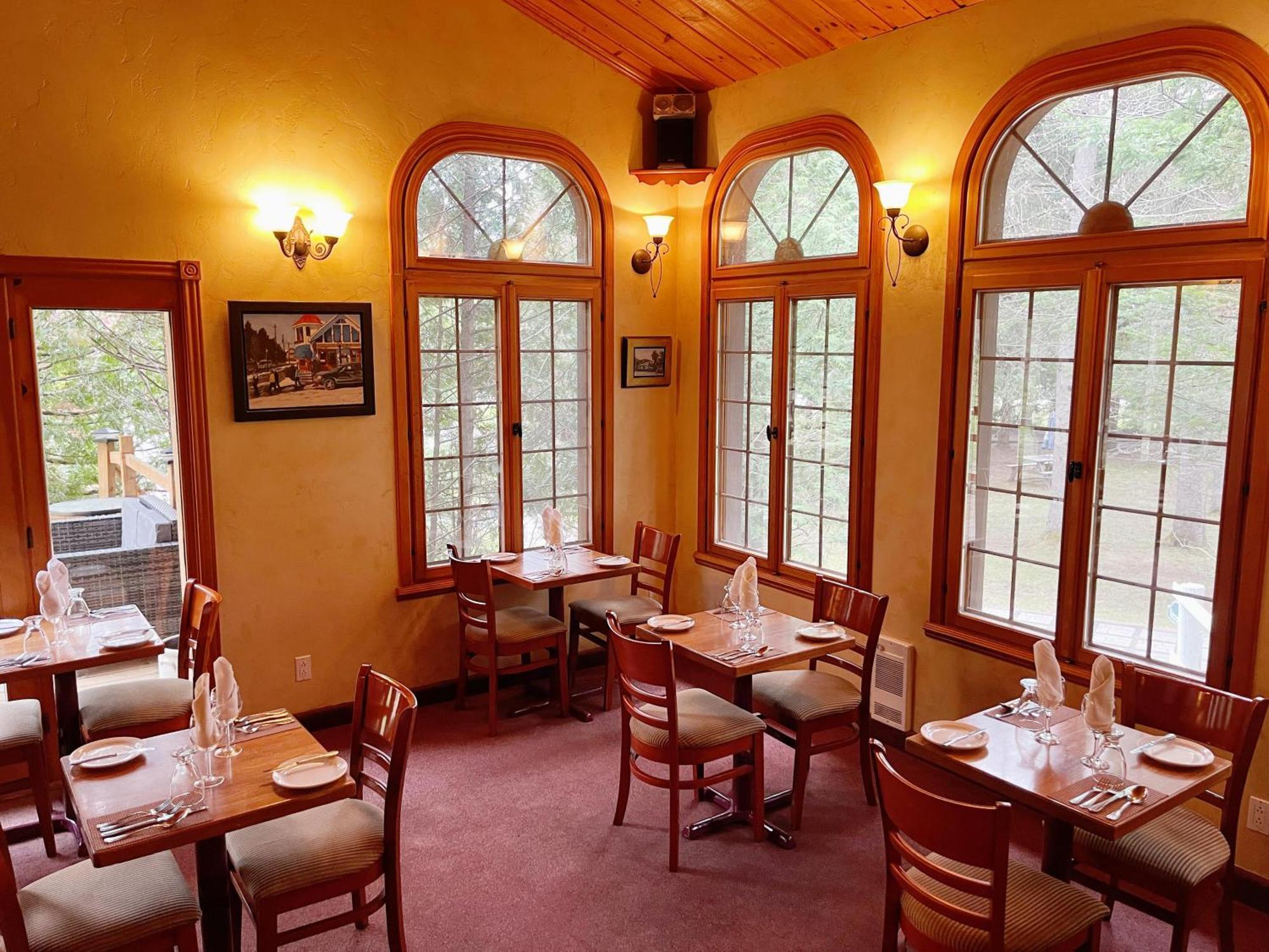 Auberge Alpine Inn Sainte-Adele Exterior photo