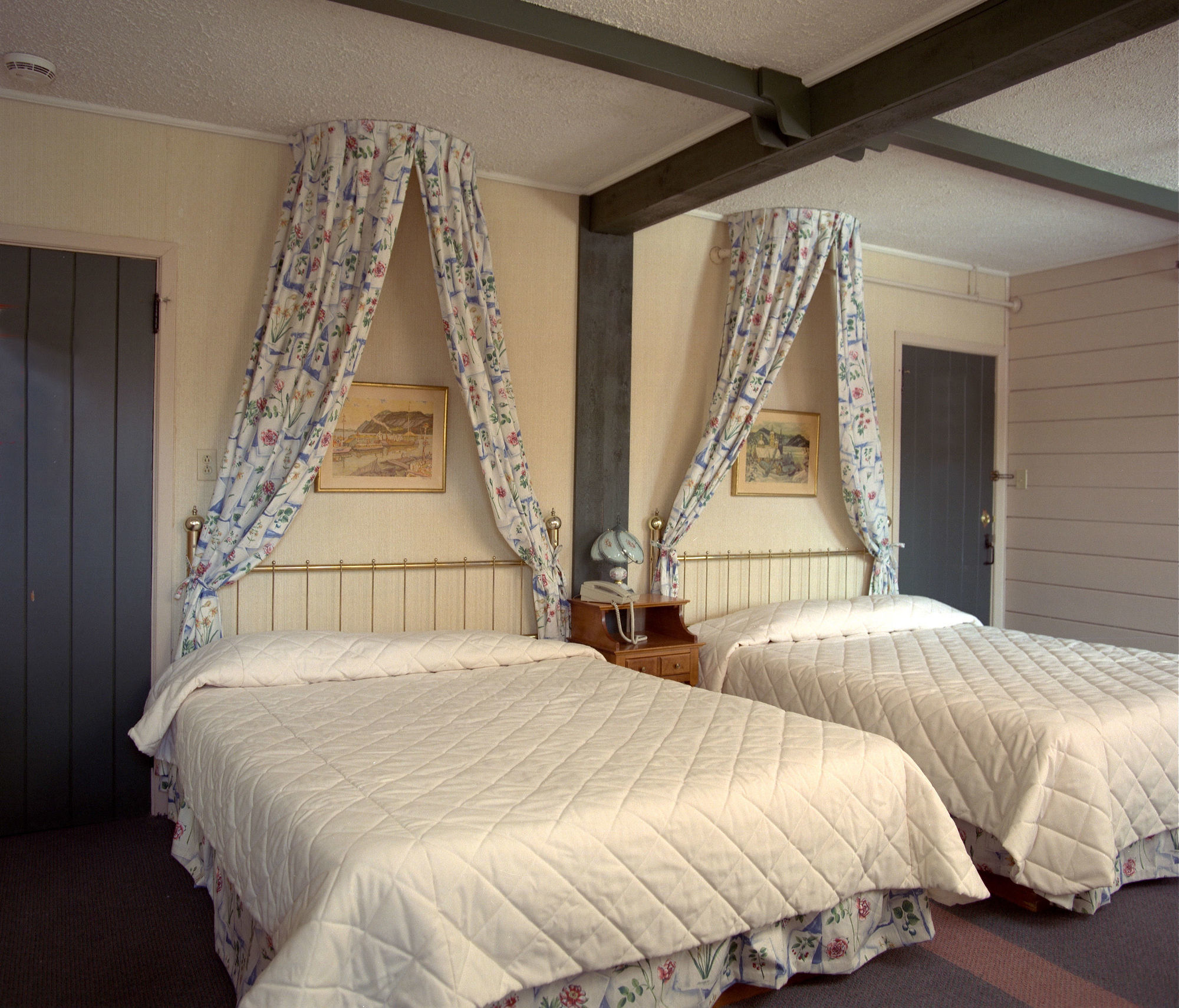 Auberge Alpine Inn Sainte-Adele Exterior photo