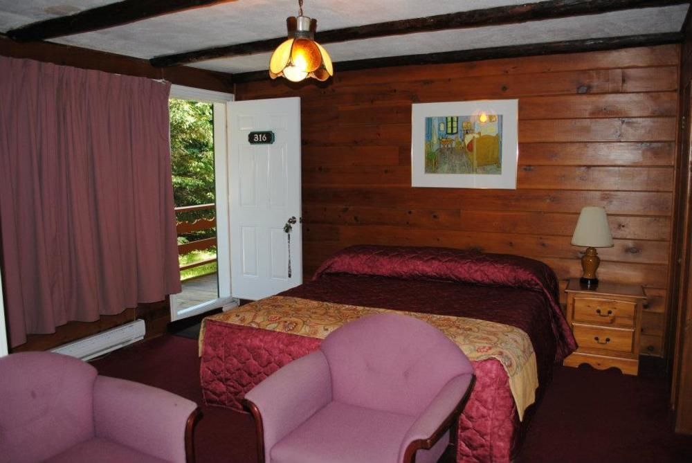 Auberge Alpine Inn Sainte-Adele Exterior photo