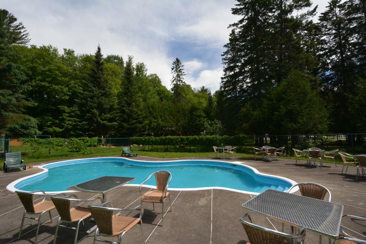 Auberge Alpine Inn Sainte-Adele Exterior photo