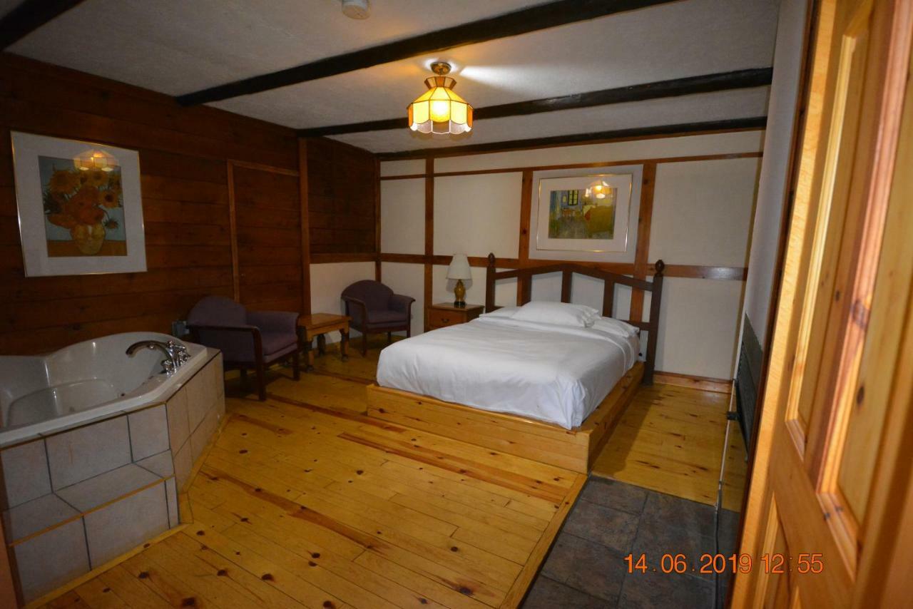 Auberge Alpine Inn Sainte-Adele Exterior photo