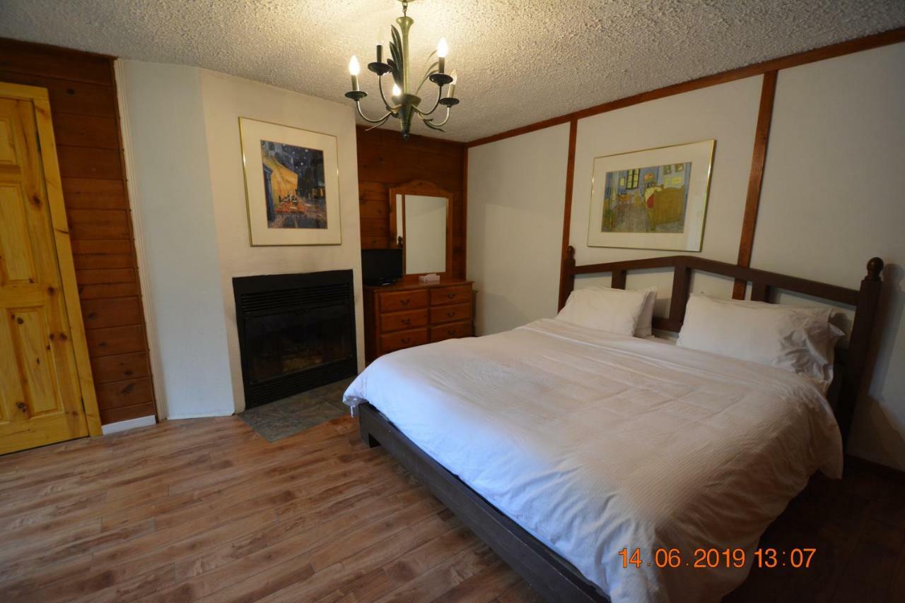 Auberge Alpine Inn Sainte-Adele Exterior photo