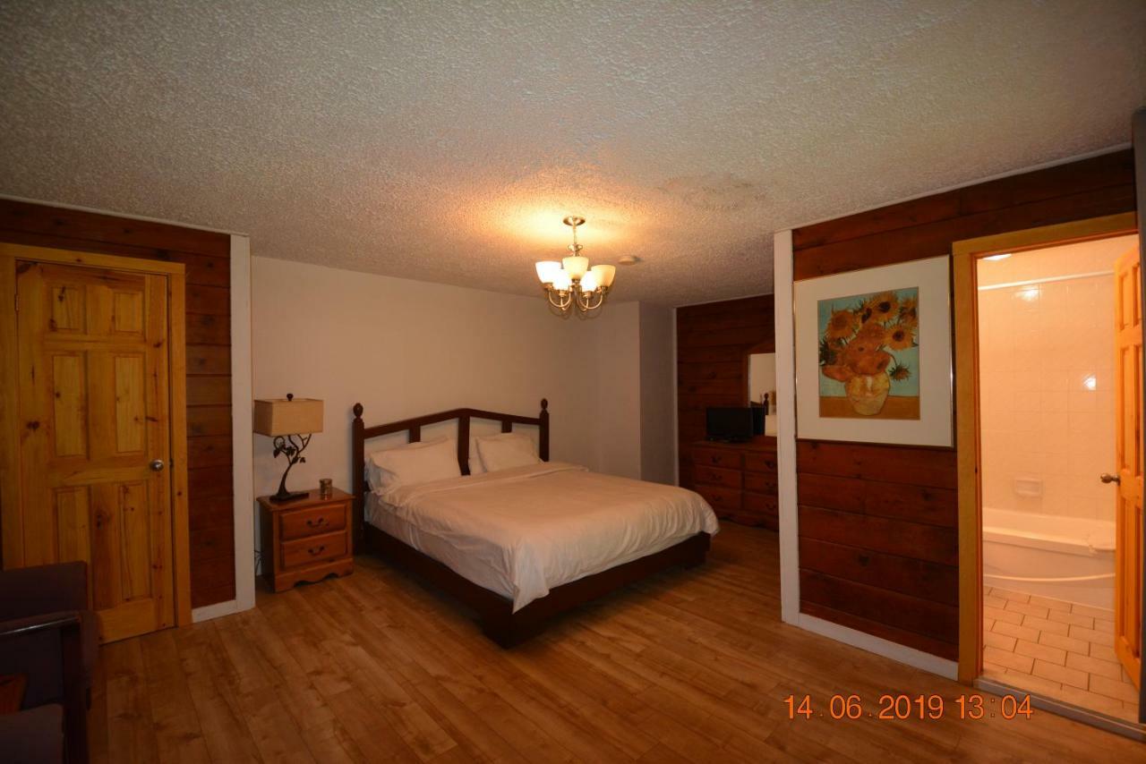 Auberge Alpine Inn Sainte-Adele Exterior photo