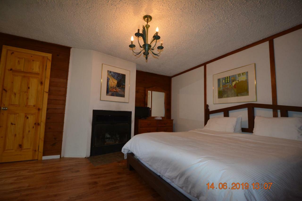 Auberge Alpine Inn Sainte-Adele Exterior photo